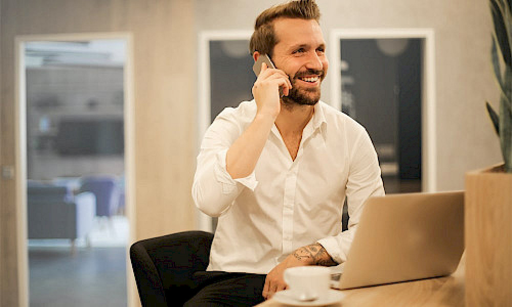 Yritysneuvoja auttaa asiakasta puhelimitse
